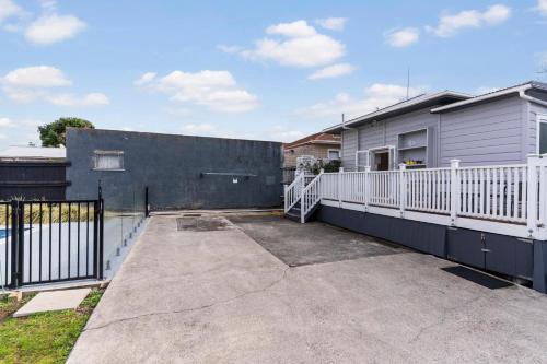 Poolside Pause - Auckland Holiday Home - image 2
