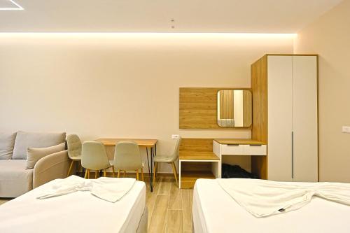 Coastline Luxury Studios & Apartment - image 2