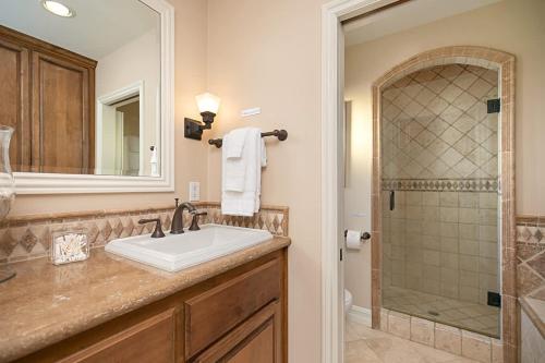 Newport Beach Balboa Island Bayfront House with Patio & Free Parking home - image 5