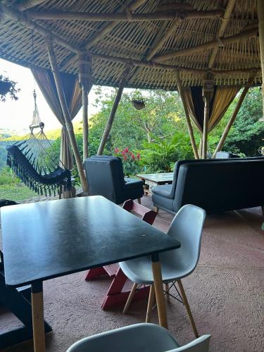 Restorāns, Cabanas ecologicas con vista espectacular y cascada privada - Finca Qawana Ecolodge en San Carlos in San Carlos