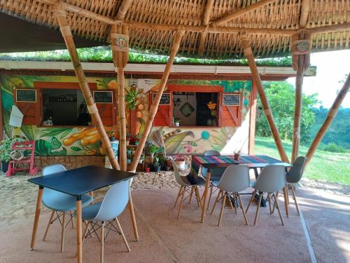 Restorāns, Cabanas ecologicas con vista espectacular y cascada privada - Finca Qawana Ecolodge en San Carlos in San Carlos