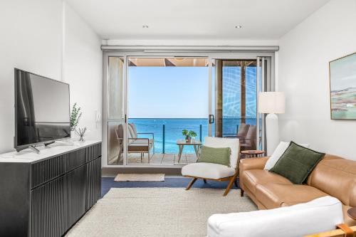 Wave Beachfront 2.5 Bedroom Ocean Views in Merewether
