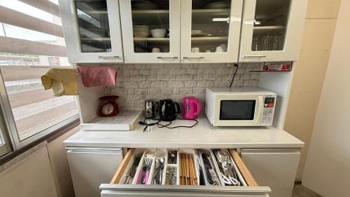 Kitchen, Hokkori Station Yubari -Private Rooms near Shin-Yubari Station in Yubari
