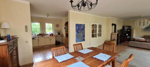 2 private rooms in a beautiful house, Private bathroom in Falkensee