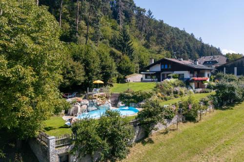 Residence Obermoarhof - Family Apartments with Pool & Playground