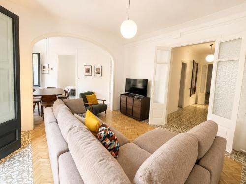 Cycle Haven Girona II - Spacious 4BR, lift & AC