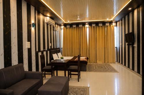 Hotel Awadh Villas Ayodhya Near Ram Mandir - image 4