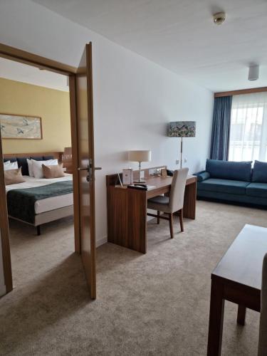 1 queen bed, 1 sofa bed