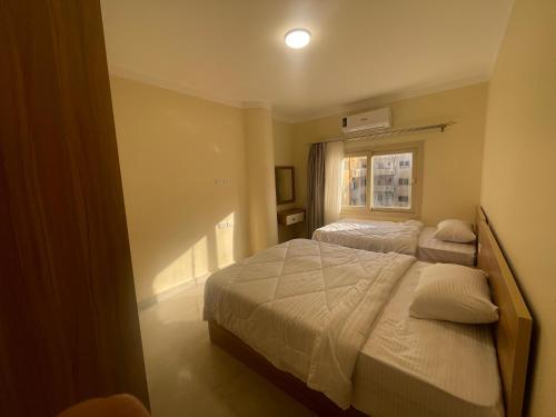 2 bedrooms, 5 beds