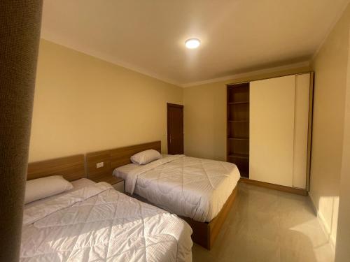 2 bedrooms, 5 beds