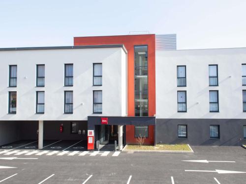 Ibis Montlhery Paris Sud Room Type - Deluxe Room with One Double and Two Single Beds