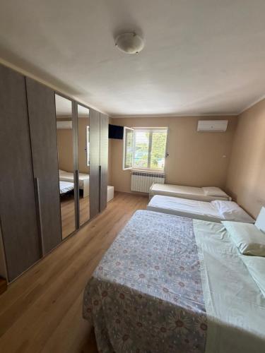 4 twin beds