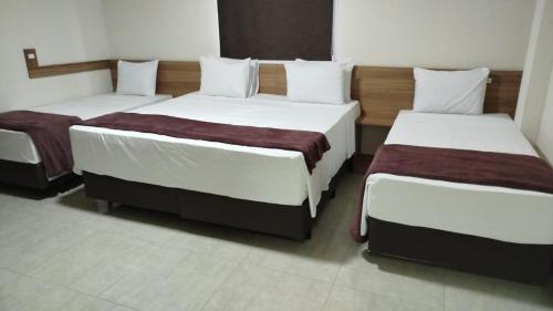 1 king bed, 2 twin beds