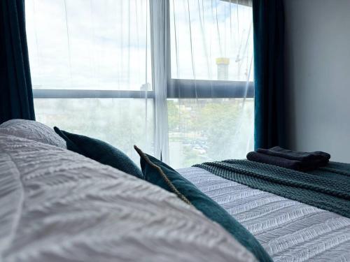 Spacious Central Sheffield Flat Near Uni Bars and Hospitals - image 5