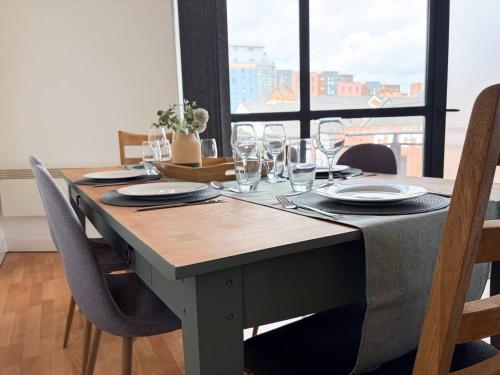 Spacious Central Sheffield Flat Near Uni Bars and Hospitals - image 4
