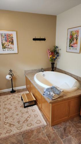 Faciliteter, Otter Manor - WIFI|Fire Pit|Gameroom|Private Trail in Hancock (MD)