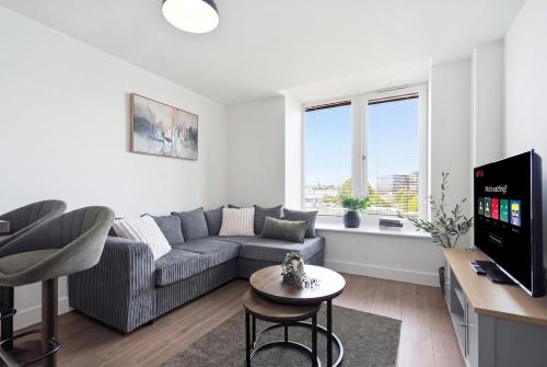 Business-Friendly Apartment Fast WiFi Near Coventry Station Sleeps 2 - image 3