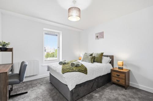 Business-Friendly Apartment Fast WiFi Near Coventry Station Sleeps 2 - image 4