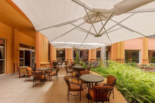 Restaurant, Kampala Serena Hotel in Kampala