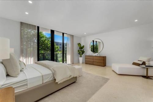 Exclusive Coconut Grove Waterfront Stay - image 5