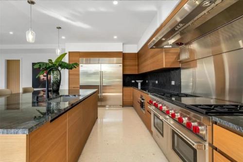 Exclusive Coconut Grove Waterfront Stay - image 4