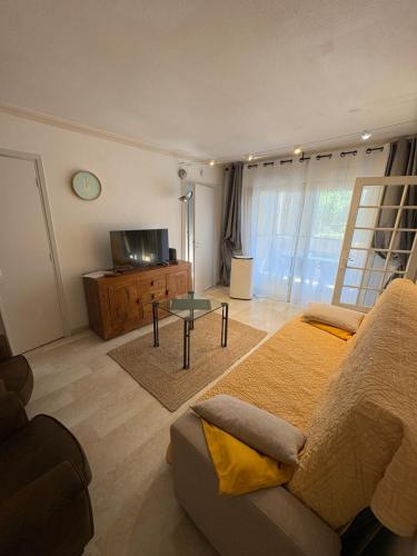 Charming two-room apartment just a stone's throw from Cannes