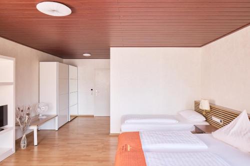 1 king bed, 2 twin beds