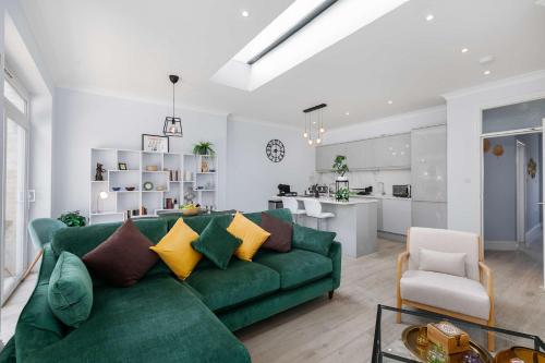 Modern 5 Bedroom 3 Bathroom House Near Hampstead Heath With Garden Sleeps 10 gîte à louer Golders Green Underground Station