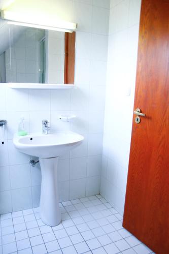 Six-Bedroom House image 1