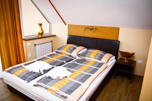Six-Bedroom House image 4