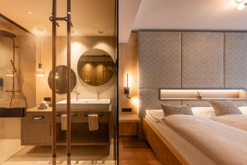 2 bedrooms, 6 beds