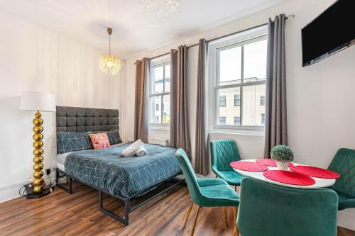 Private Tower Bridge Studio flat with bathroom and kitchen
