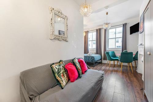 Private Tower Bridge Studio flat with bathroom and kitchen
