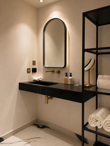 Doubletree By Hilton Nice Centre Iconic Room Type - Iconic Deluxe King Junior Suite