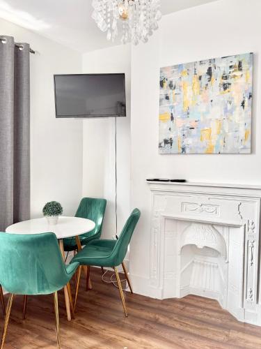 Private Tower Bridge Studio flat with bathroom and kitchen