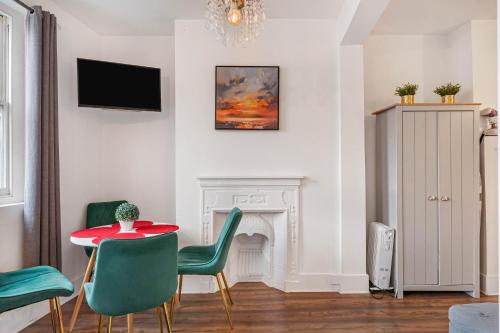 Private Tower Bridge Studio flat with bathroom and kitchen