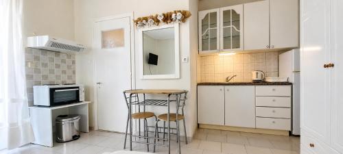 Ronzi Apartments in Kamena Vourla