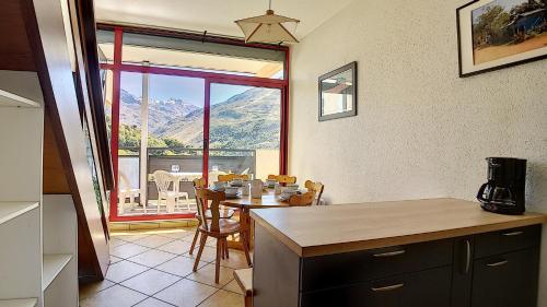 Résidence Caron - Appartement duplex lumineux · Départ et retour skis aux pieds · Balcon MAE-0004