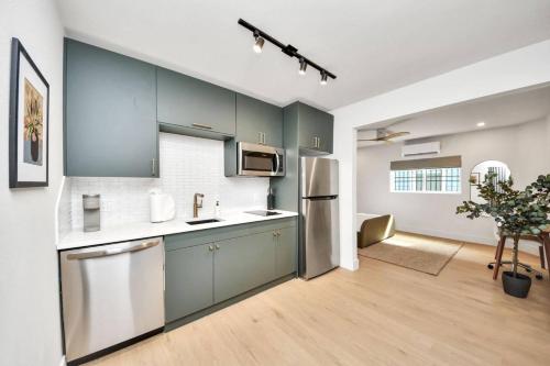 Creative Loft w/ Fast WiFi+Workspace ColorBlock in Houston