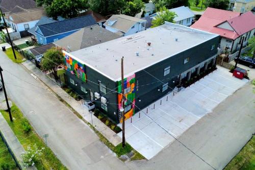 Creative Loft w/ Fast WiFi+Workspace ColorBlock in Houston