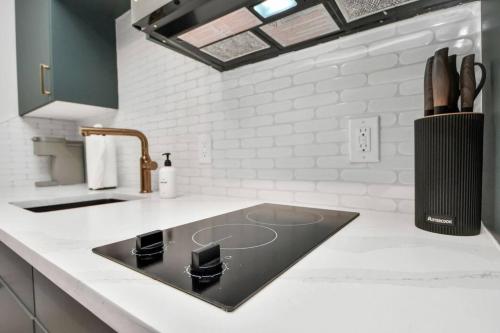 Creative Loft w/ Fast WiFi+Workspace ColorBlock in Houston