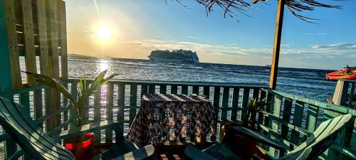 Victoria's Beach House  in Coxen Hole