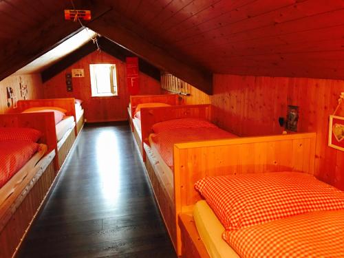 8 twin beds