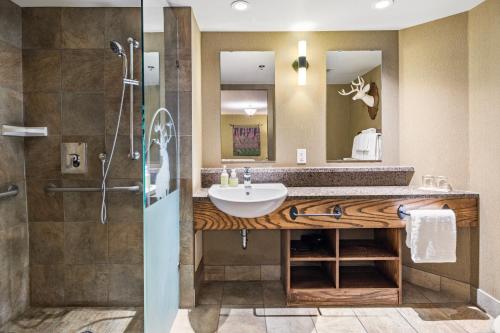 샤워실, 밴프 카리부 로지 앤 스파 (Banff Caribou Lodge and Spa) in 밴프