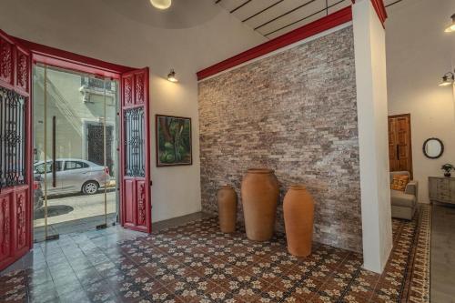 Colonial Villa in Downtown Pool & Futbolito - image 2