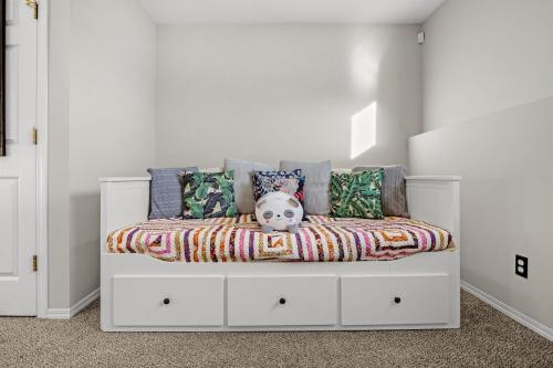 Family House SW Calgary Spruce Meadows SLEEP 10 - image 2