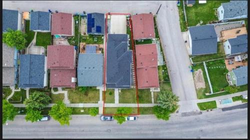 Stylish 4BR Home AC DBL Garage Near Airport - image 5