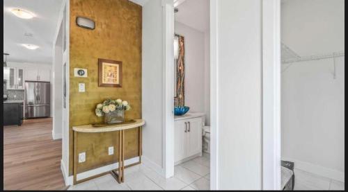 Stylish 4BR Home AC DBL Garage Near Airport - image 2