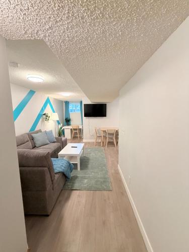 Stylish 2BR Suite Near Downtown Sleeps 6 - image 3