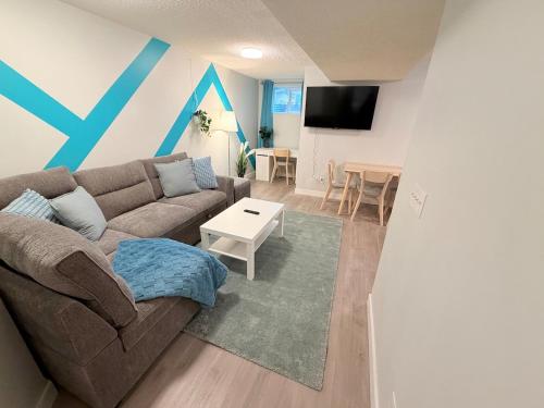 Stylish 2BR Suite Near Downtown Sleeps 6 - image 2